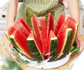 大学生认真吃瓜